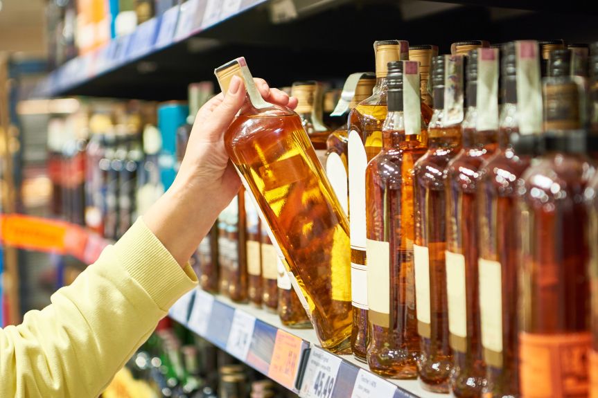 20-latka i 48-latek zatrzymani za kradzież alkoholu