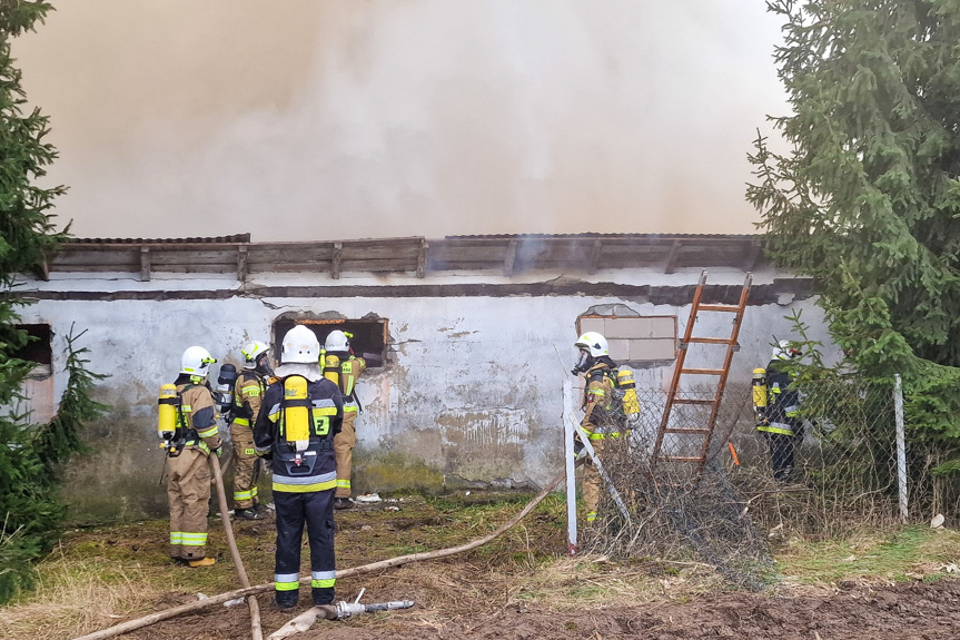 30 zastępów straży walczy z ogniem hali poprodukcyjnej