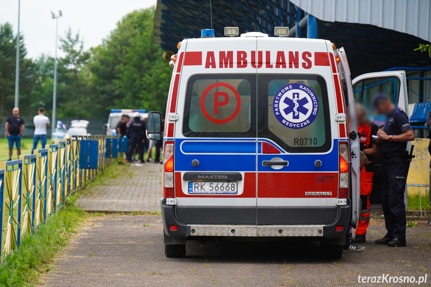 Bójka na trybunie w Jedliczu. Policja użyła gazu, interweniowało pogotowie