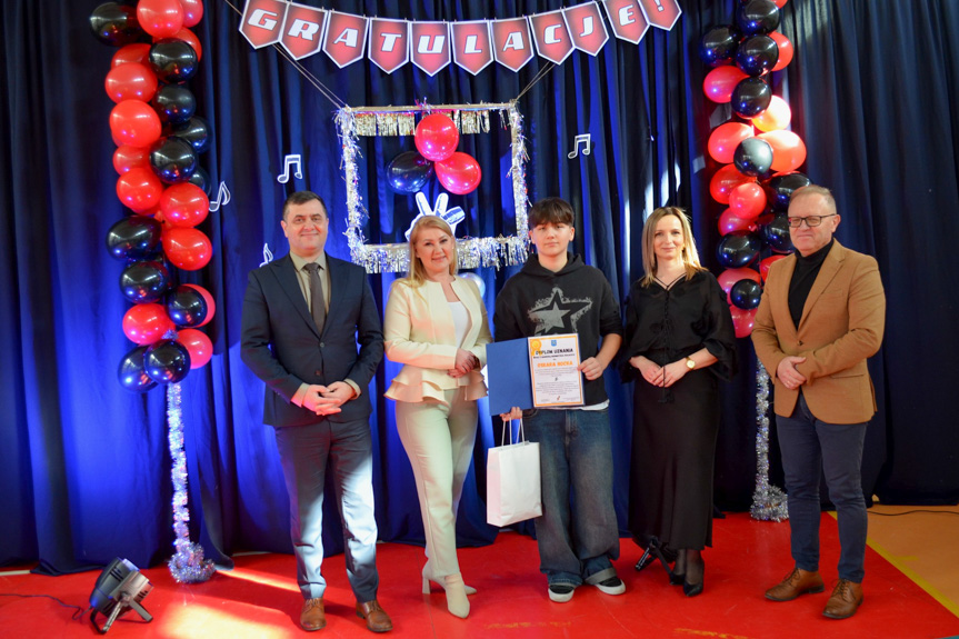 Burmistrz Kołaczyc gratuluje Oskarowi Nockowi sukcesu w The Voice Kids
