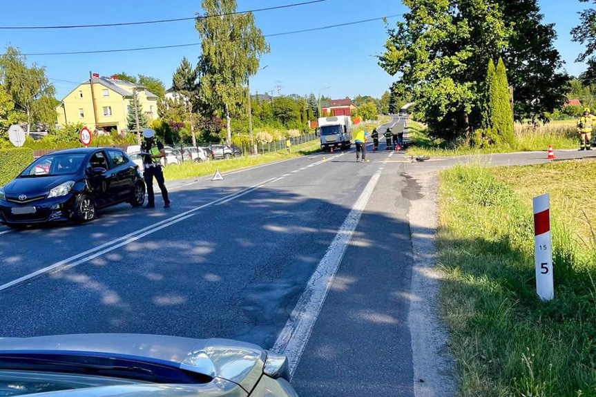 Kierowca nissana wymusił pierwszeństwo i uciekł. Motocyklista trafił do szpitala