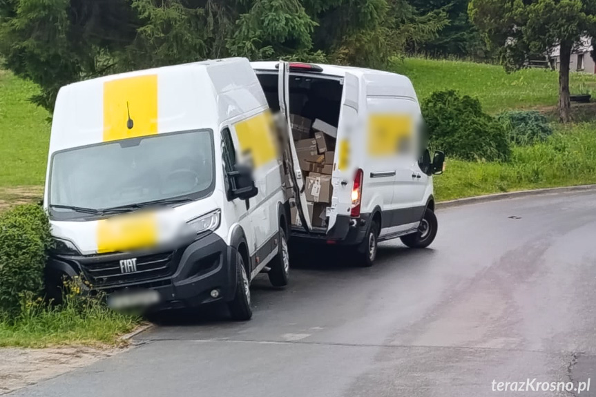 Kolizja z udziałem busa firmy kurierskiej