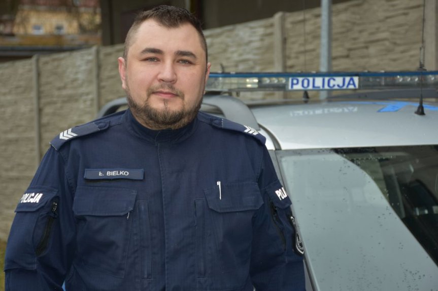 Nieprzytomna 69-latka leżała na chodniku. Pomocy udzielił jej policjant po służbie