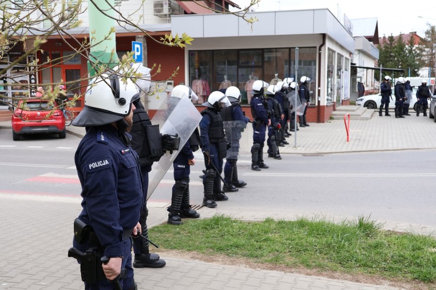 Policjanci zabezpieczali derby Dębicy