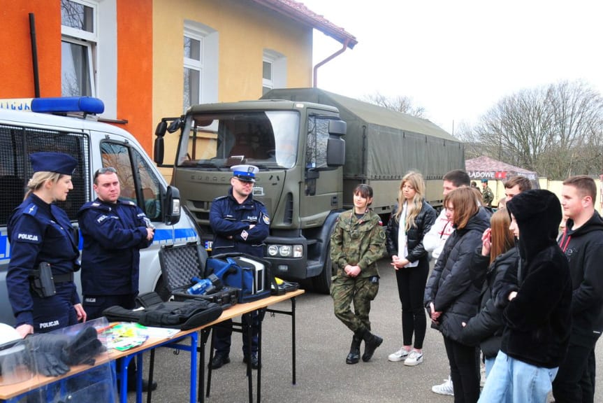 Policjanci zachęcali do podjęcia zawodu policjanta