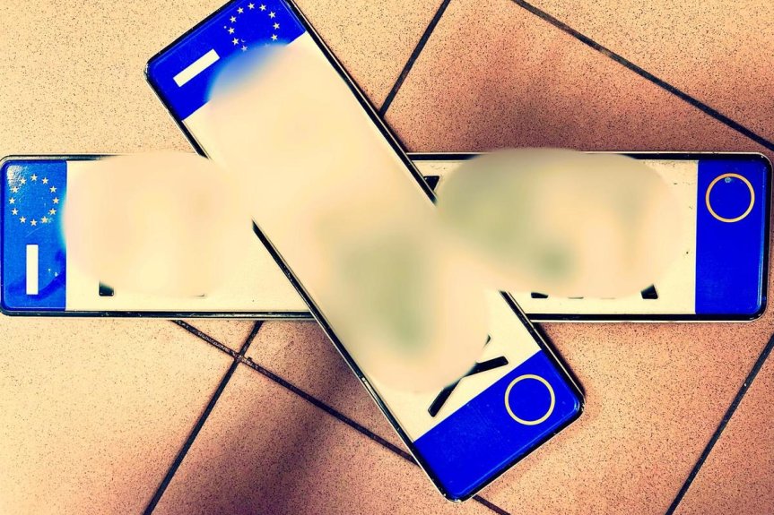 Policjanci zatrzymali Jeepa z podrobionymi tablicami rejestracyjnymi
