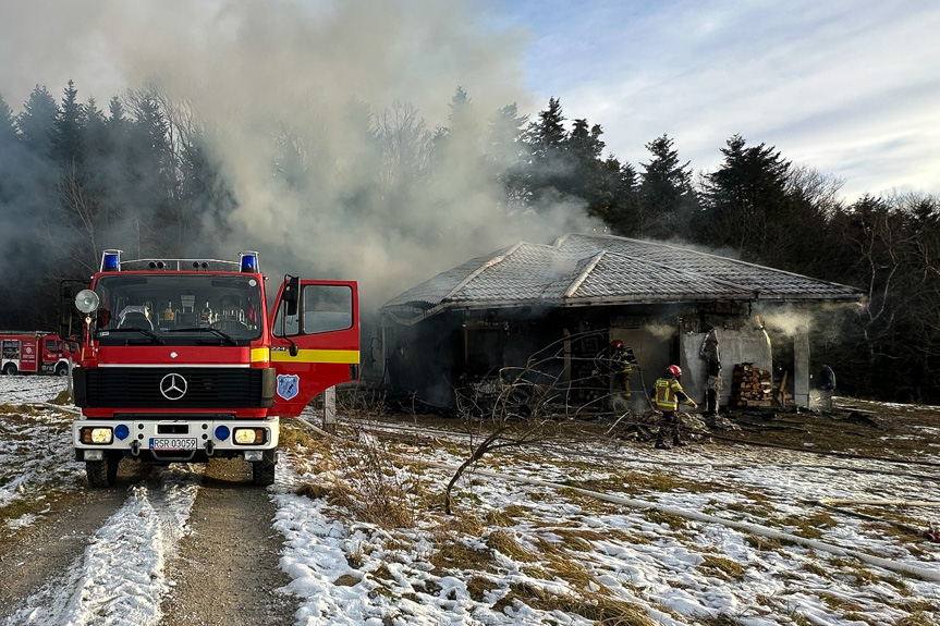 Pożar domu w Połomii. Rodzina straciła dach nad głową
