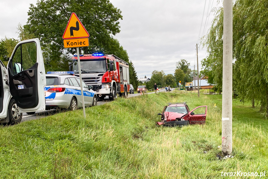 Samochodem uderzył w słup energetyczny