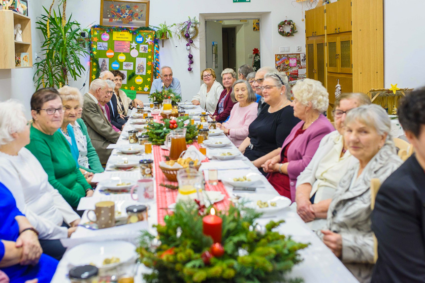 Seniorzy z Korczyny podzielili się opłatkiem