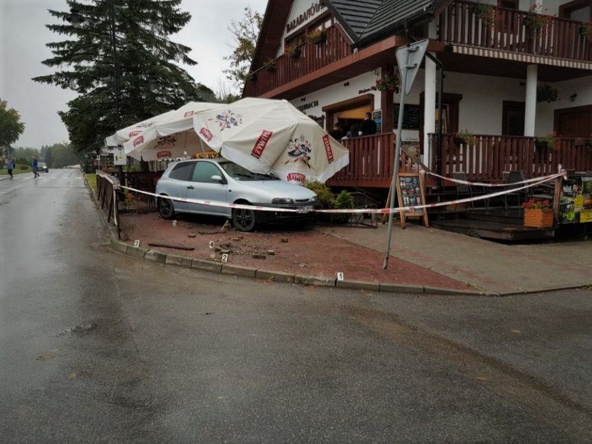 Wjechał w ogródek restauracyjny w Polańczyku