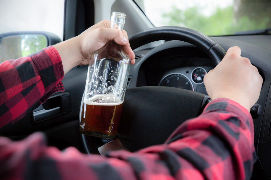 Wpadł w ręce policji. Kierował mercedesem mimo zakazów i po alkoholu