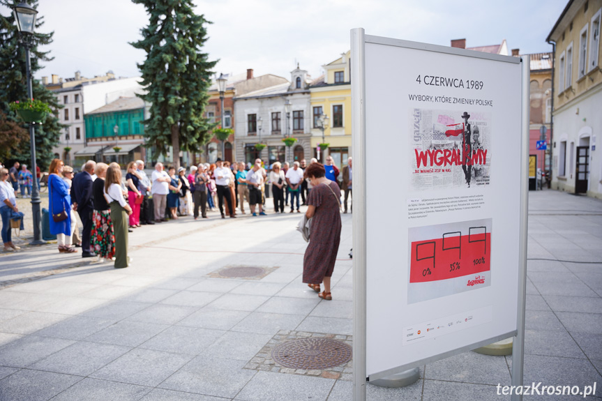 Wybory, które zmieniły Polskę. Wystawa na rynku w Krośnie