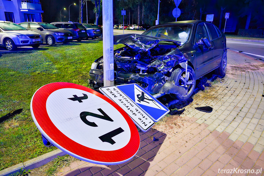 Wypadek na rondzie. Zderzenie seata ze skodą