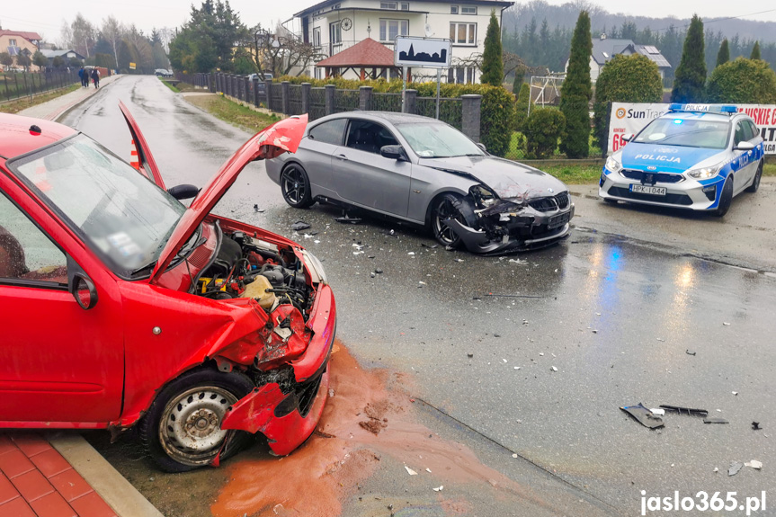 Wypadek w Dobrucowej, zderzenie bmw i fiata