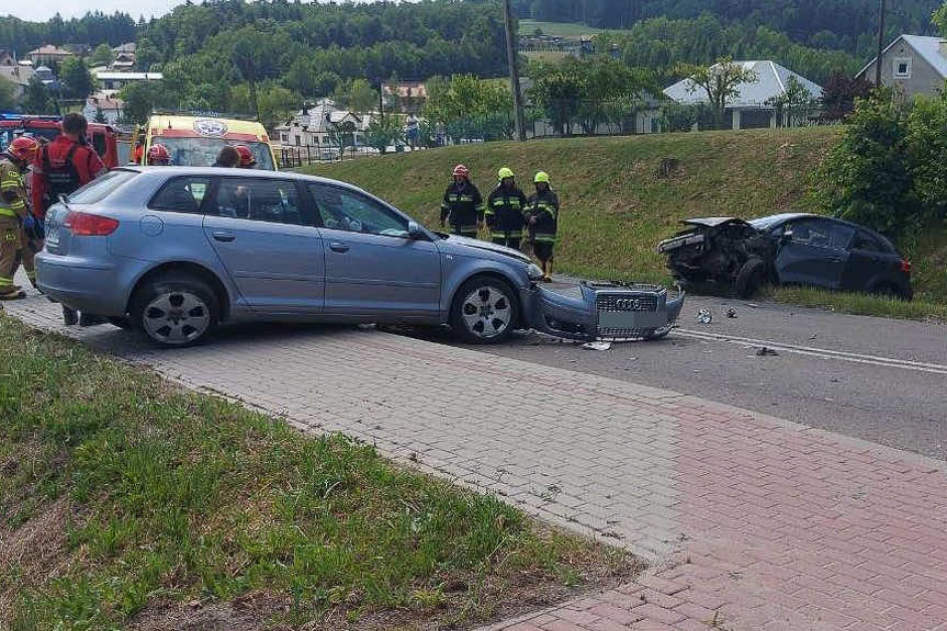 Wypadek w Szklarach. Czołowe zderzenie samochodów