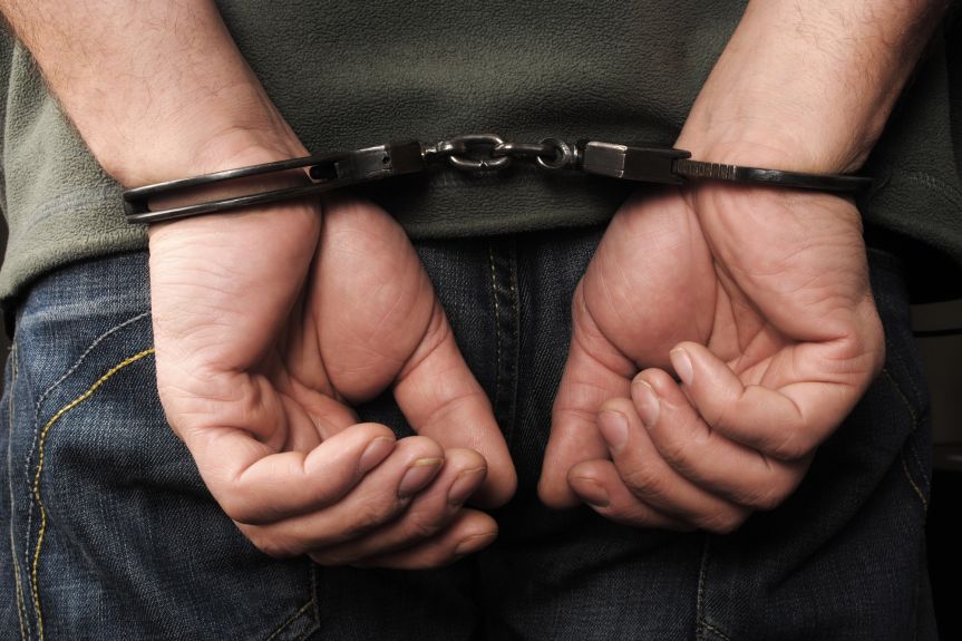 Zamiast prawa jazdy - kajdanki. Policjanci zatrzymali poszukiwanego w krośnieńskim WORD