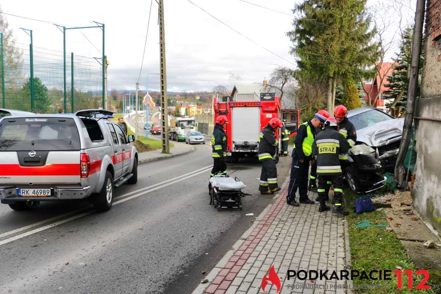 Honda uderzyła w dom