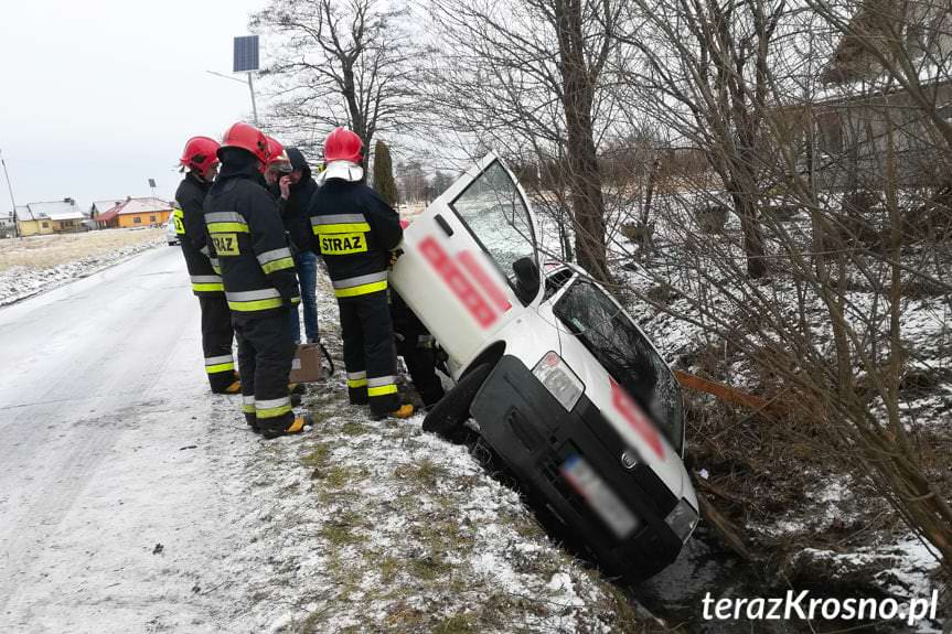 Iwonicz. Kierująca fiatem wjechała do rowu