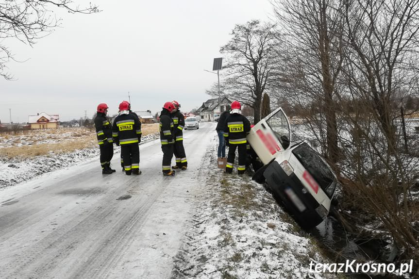 Iwonicz. Kierująca fiatem wjechała do rowu