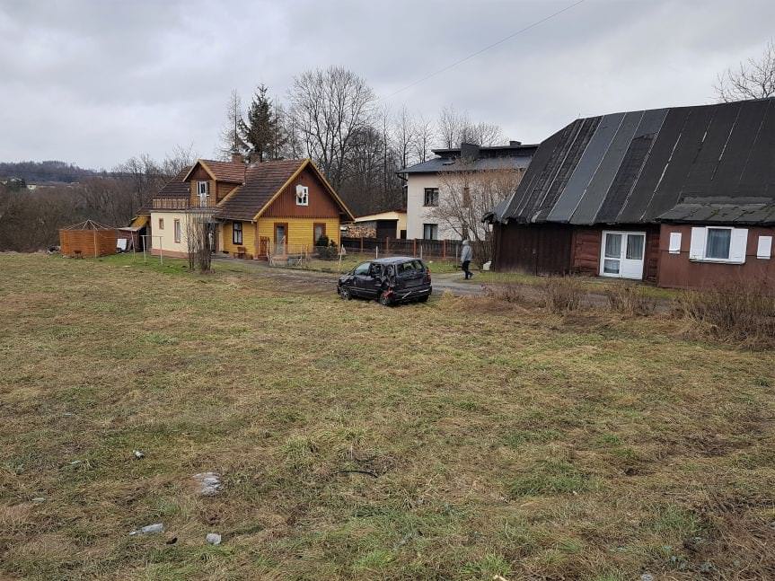 Krościenko Wyżne. Samochodem wjechał w słup energetyczny