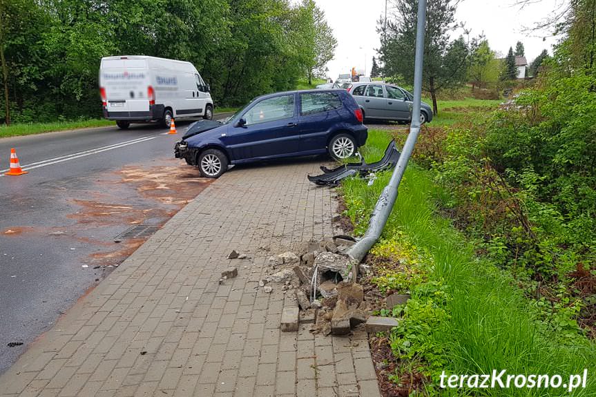 Krosno. Kierujący volkswagenem uderzył w przydrożną latarnię