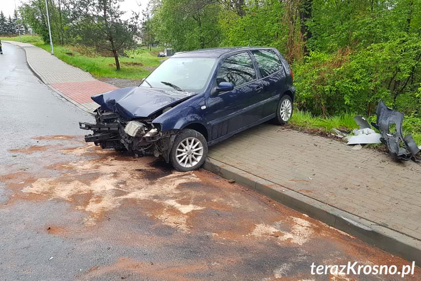 Krosno. Kierujący volkswagenem uderzył w przydrożną latarnię