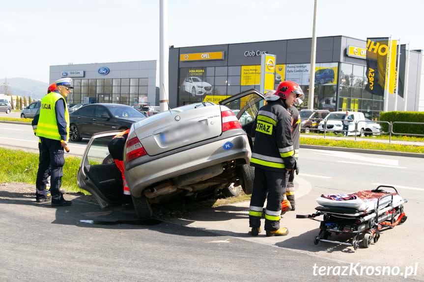 Krosno. Mężczyzna wjechał oplem do przydrożnego rowu