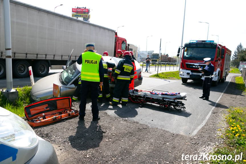 Krosno. Mężczyzna wjechał oplem do przydrożnego rowu