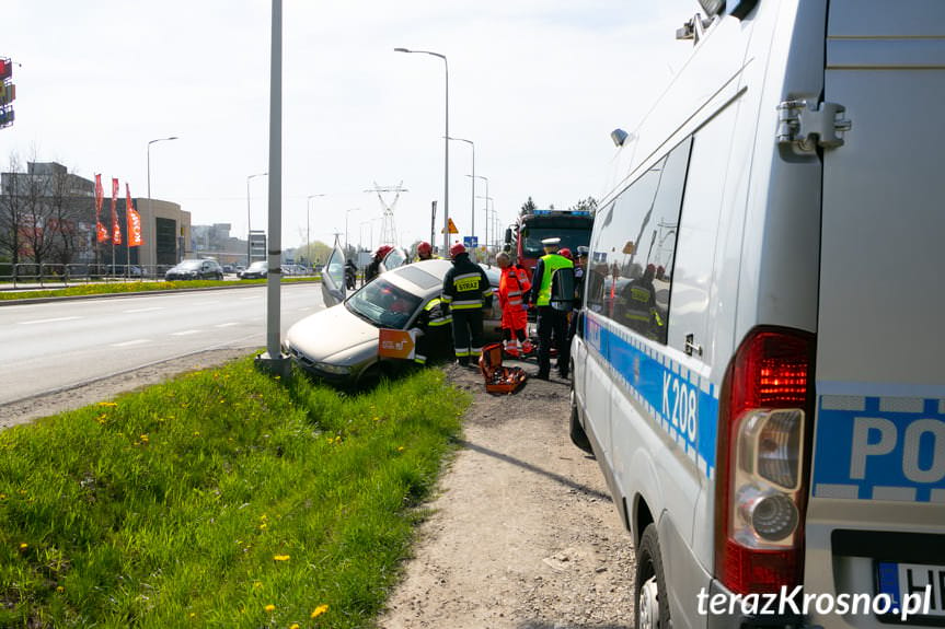 Krosno. Mężczyzna wjechał oplem do przydrożnego rowu