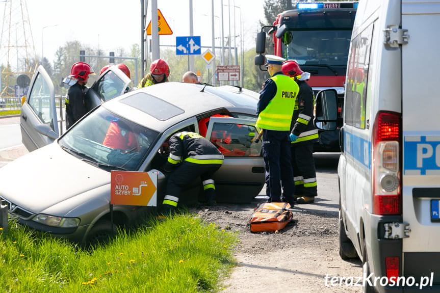 Krosno. Mężczyzna wjechał oplem do przydrożnego rowu