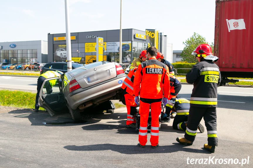 Krosno. Mężczyzna wjechał oplem do przydrożnego rowu