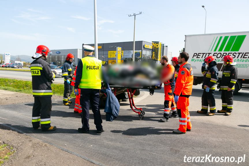 Krosno. Mężczyzna wjechał oplem do przydrożnego rowu