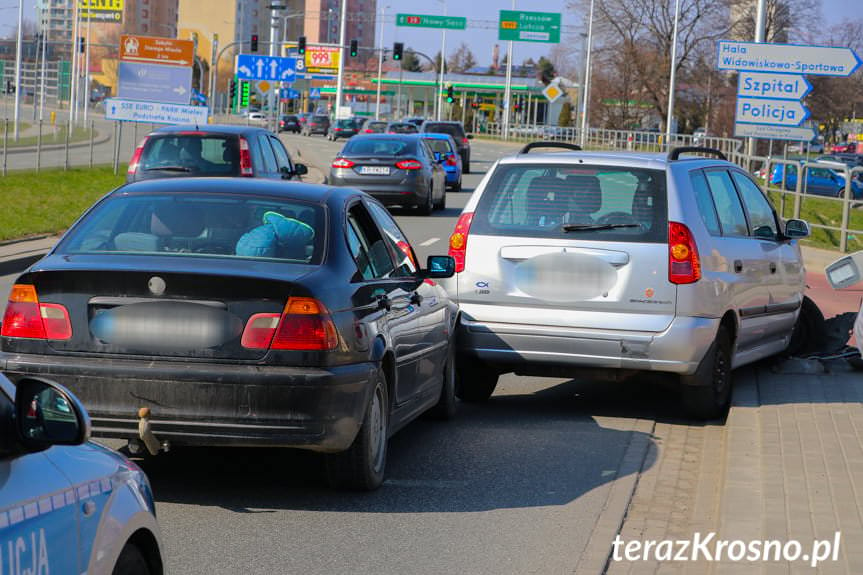 Krosno. Zderzenie bmw i mitsubishi na wysokości galerii VIVO