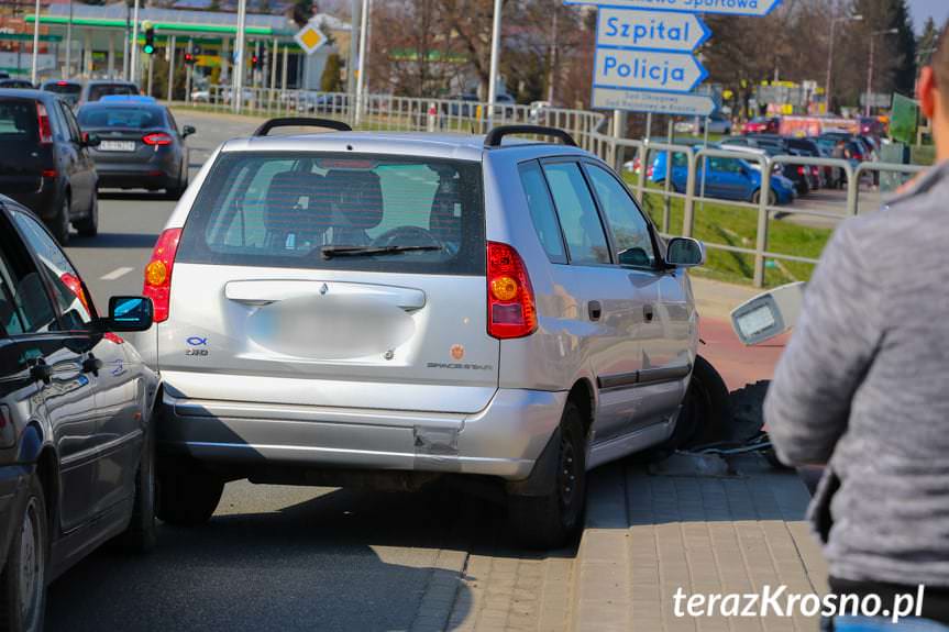 Krosno. Zderzenie bmw i mitsubishi na wysokości galerii VIVO