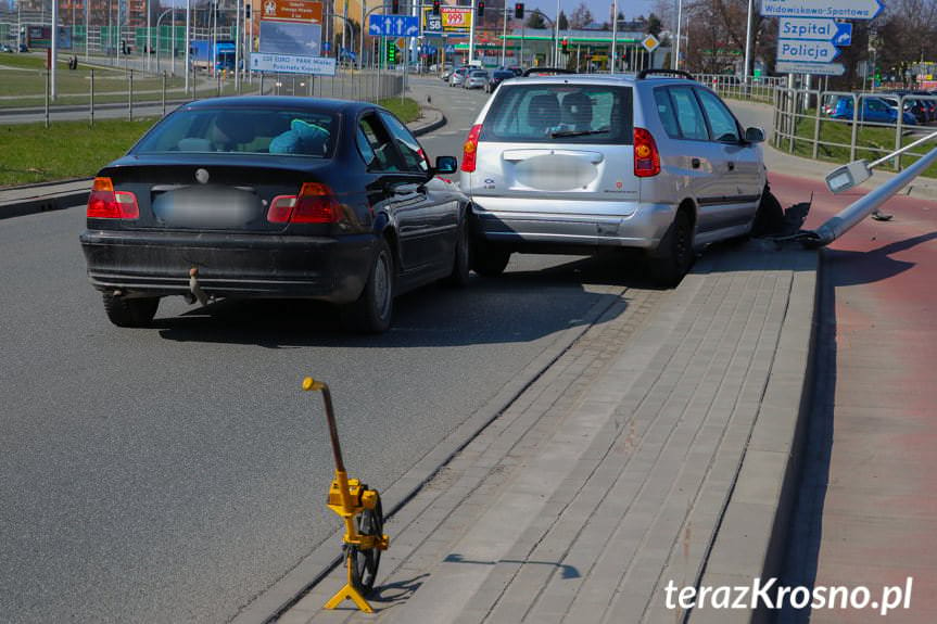 Krosno. Zderzenie bmw i mitsubishi na wysokości galerii VIVO