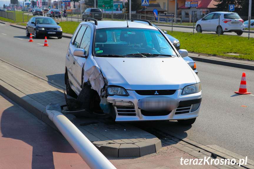 Krosno. Zderzenie bmw i mitsubishi na wysokości galerii VIVO