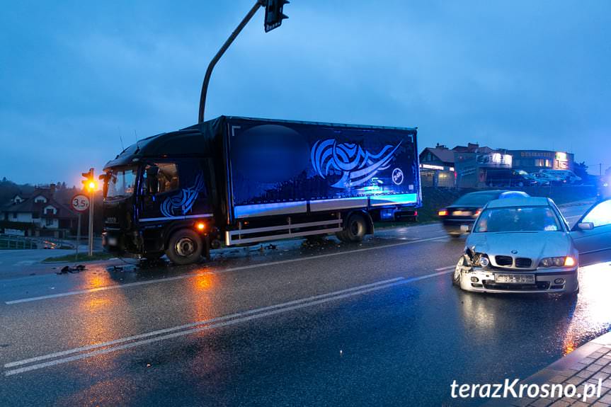 Krosno. Zderzenie samochodu osobowego z ciężarowym