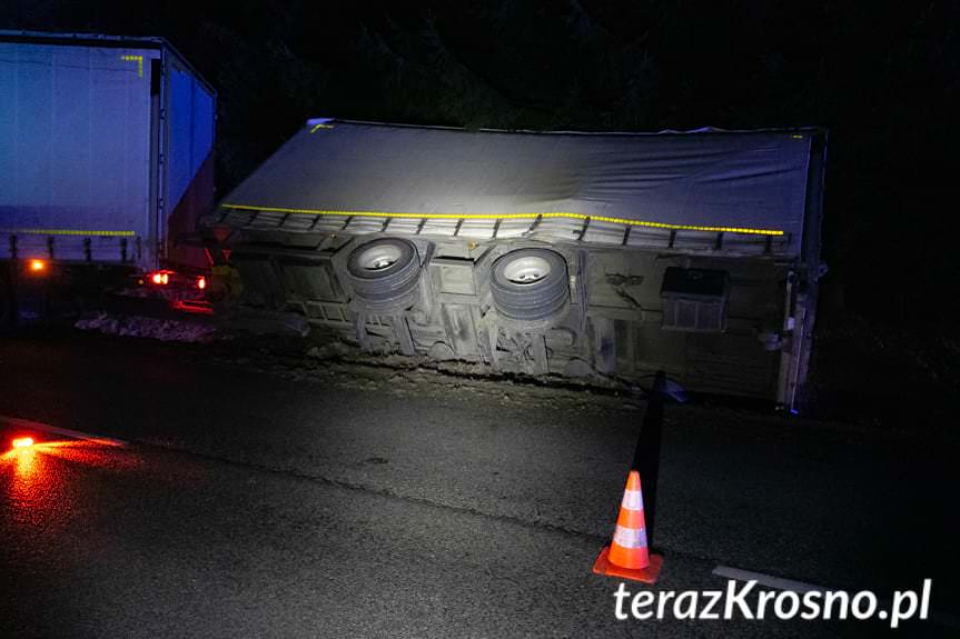 Łężyny. Samochodem ciężarowym z przyczepą wjechał do rowu