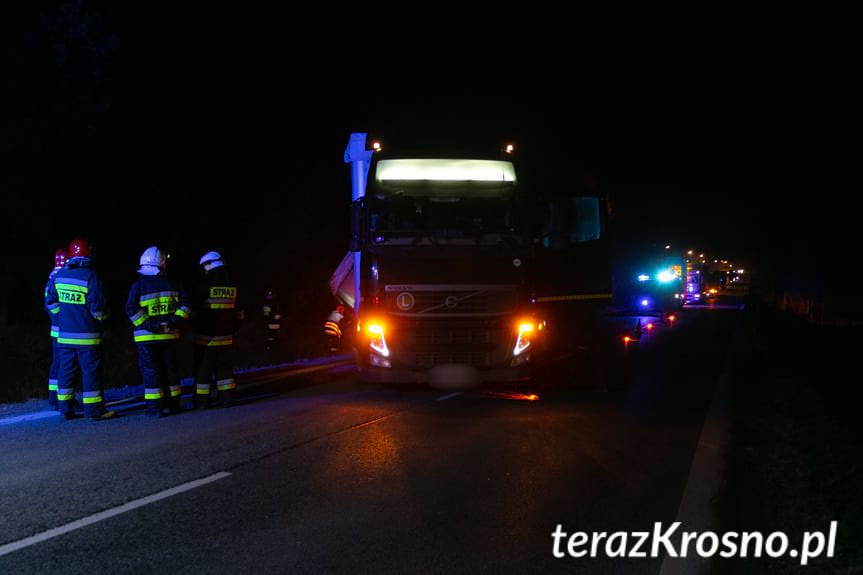 Łężyny. Samochodem ciężarowym z przyczepą wjechał do rowu