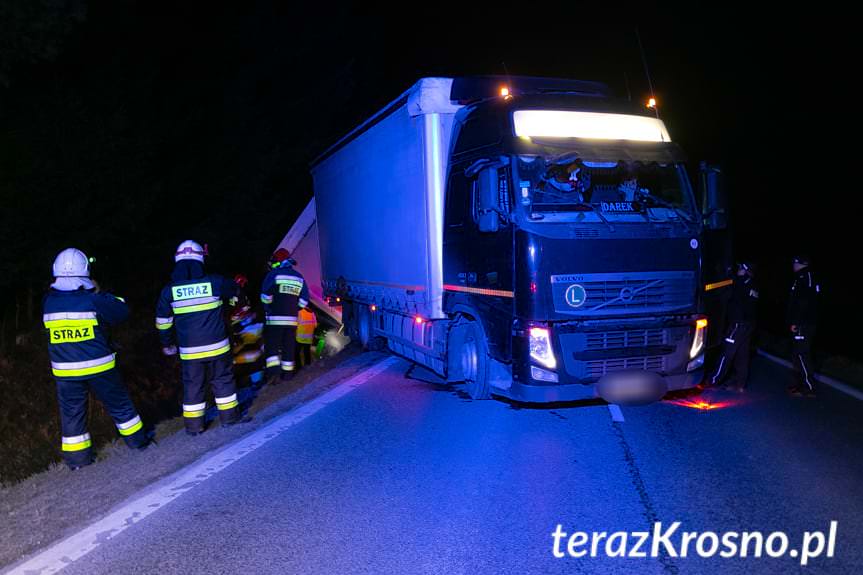 Łężyny. Samochodem ciężarowym z przyczepą wjechał do rowu