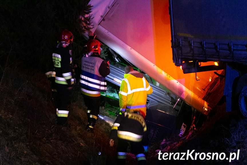 Łężyny. Samochodem ciężarowym z przyczepą wjechał do rowu