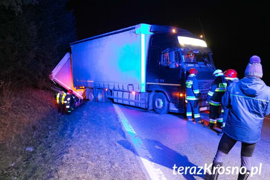 Łężyny. Samochodem ciężarowym z przyczepą wjechał do rowu