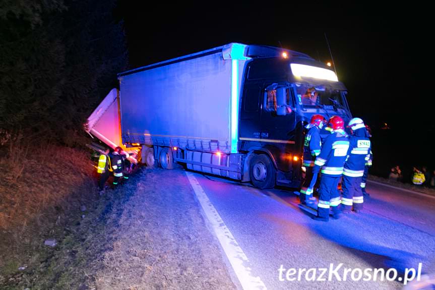 Łężyny. Samochodem ciężarowym z przyczepą wjechał do rowu