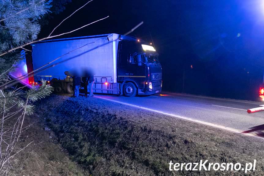 Łężyny. Samochodem ciężarowym z przyczepą wjechał do rowu