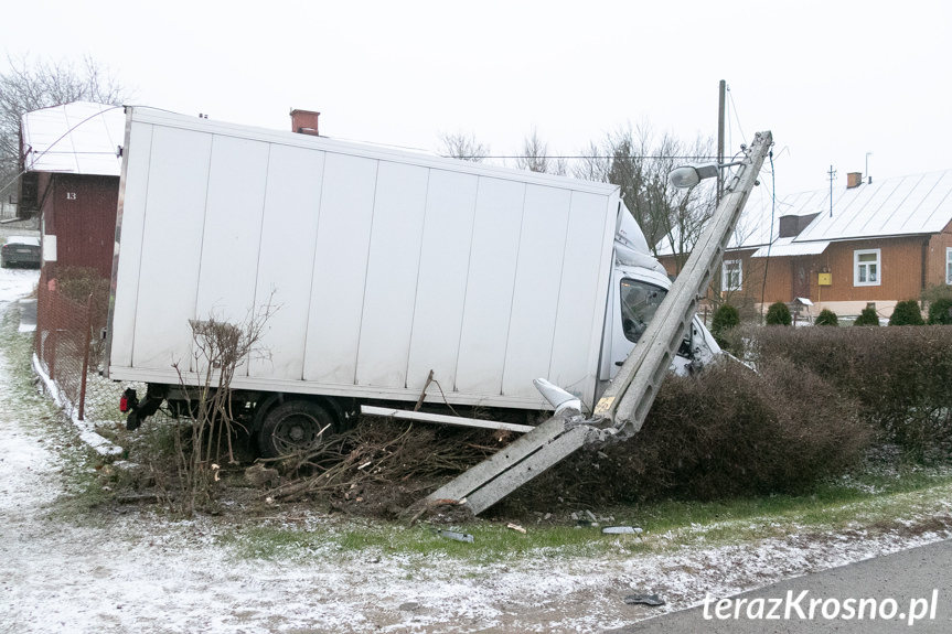 Mercedesem wjechał w słup