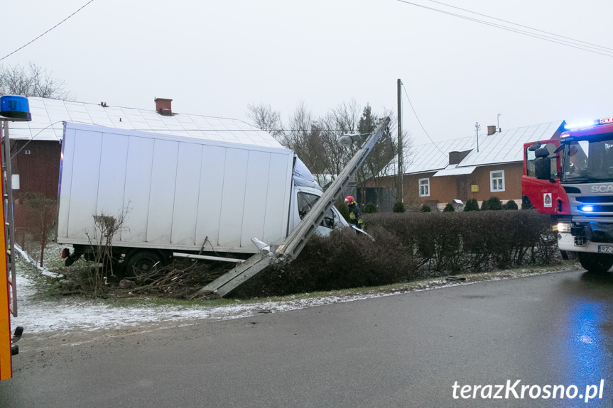 Mercedesem wjechał w słup