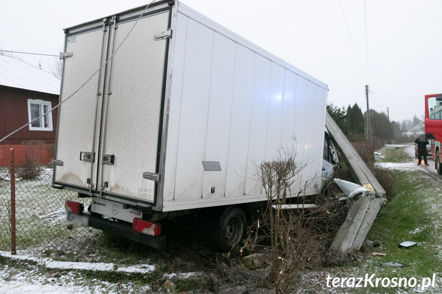 Mercedesem wjechał w słup