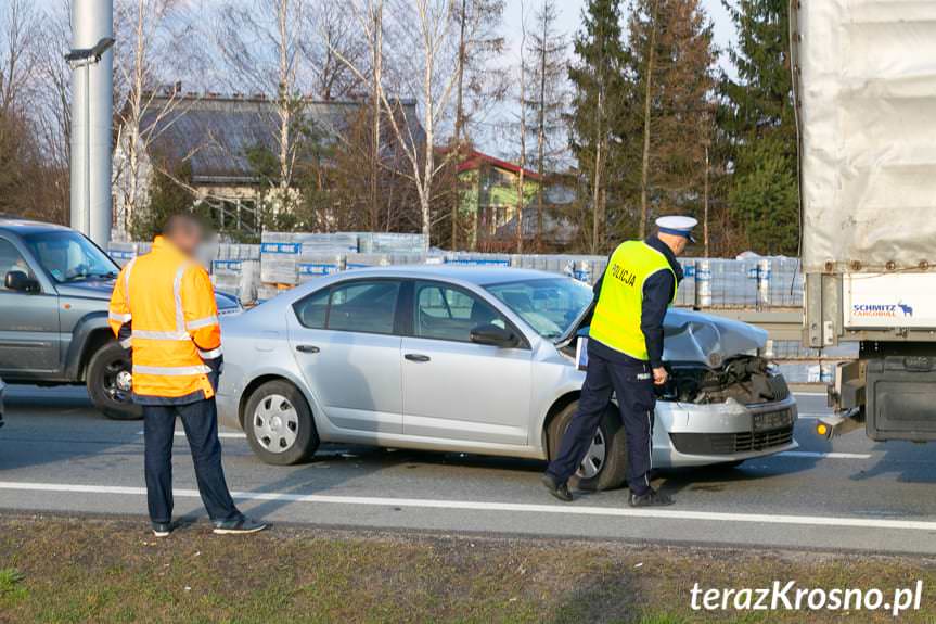 Miejsce Piastowe. Samochodem osobowym uderzył w naczepę tira