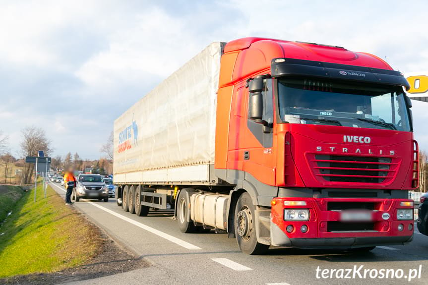 Miejsce Piastowe. Samochodem osobowym uderzył w naczepę tira