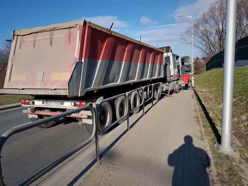 Na Podkarpackiej w Krośnie samochodem ciężarowym  wjechał w barierki